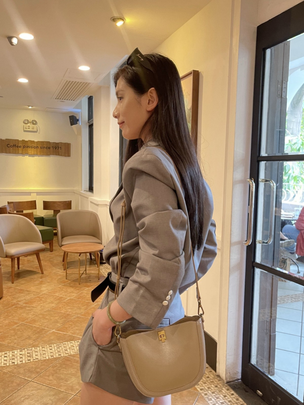 Geantă Saddle din piele autentică – stil urban minimalist, formă cochilie, buzunar intern pentru telefon și buzunar laminat cu fermoar