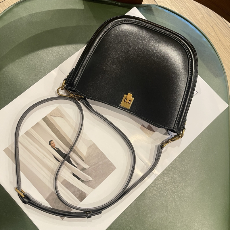 Geantă Saddle din piele autentică – stil urban minimalist, formă cochilie, buzunar intern pentru telefon și buzunar laminat cu fermoar