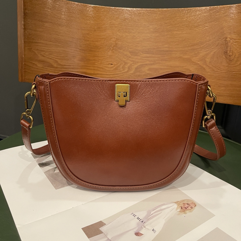 Geantă Saddle din piele autentică – stil urban minimalist, formă cochilie, buzunar intern pentru telefon și buzunar laminat cu fermoar