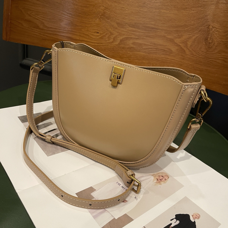 Geantă Saddle din piele autentică – stil urban minimalist, formă cochilie, buzunar intern pentru telefon și buzunar laminat cu fermoar