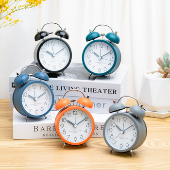 Stolný budík s alarmom a nočným svetlom, LCD a analógový displej; kovové telo; napájanie batériou; pohon Tiancheng