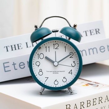 Stolný budík s alarmom a nočným svetlom, LCD a analógový displej; kovové telo; napájanie batériou; pohon Tiancheng