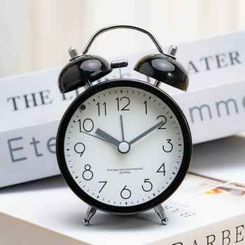 Stolný budík s alarmom a nočným svetlom, LCD a analógový displej; kovové telo; napájanie batériou; pohon Tiancheng