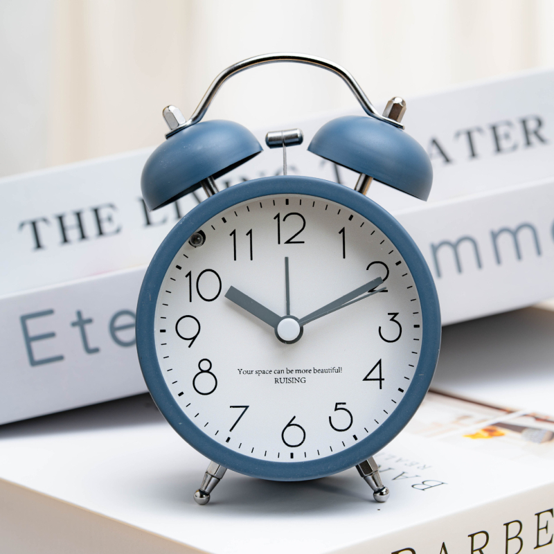 Stolný budík s alarmom a nočným svetlom, LCD a analógový displej; kovové telo; napájanie batériou; pohon Tiancheng
