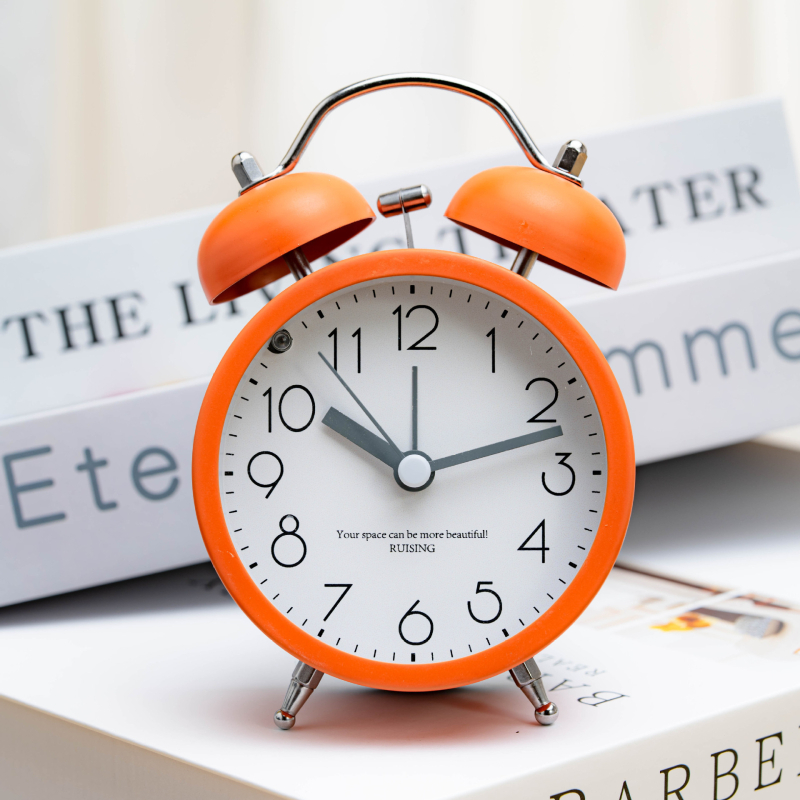 Stolný budík s alarmom a nočným svetlom, LCD a analógový displej; kovové telo; napájanie batériou; pohon Tiancheng