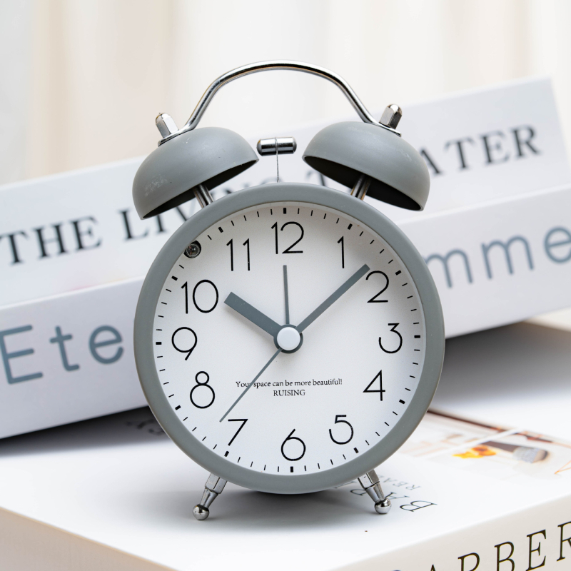 Stolný budík s alarmom a nočným svetlom, LCD a analógový displej; kovové telo; napájanie batériou; pohon Tiancheng