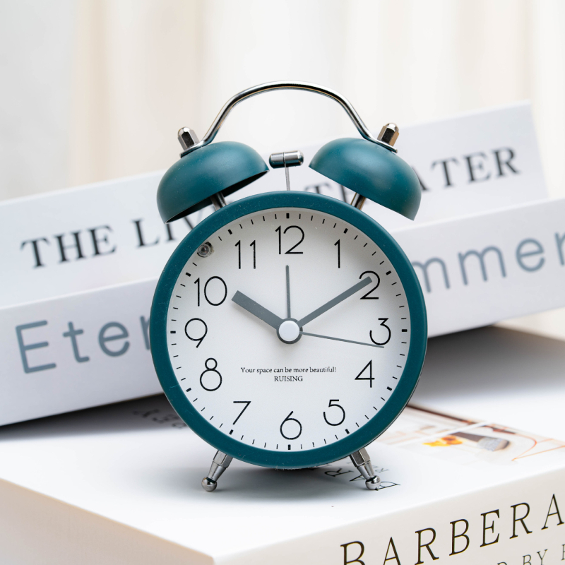 Stolný budík s alarmom a nočným svetlom, LCD a analógový displej; kovové telo; napájanie batériou; pohon Tiancheng
