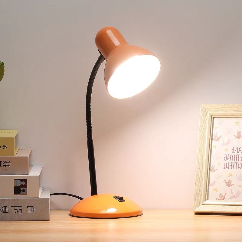 Metalna stolna lampa, napajanje iz utičnice, E27 navoj, vintage stil rasvjetnog tijela s prekidačem na gumb