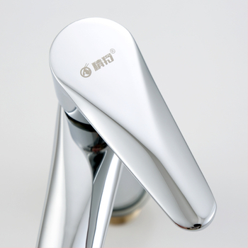 Valamu segisti (vasest korpus; kuum ja külm vesi; keraamiline kartridž; 0–100°C; 2,5 MPa)