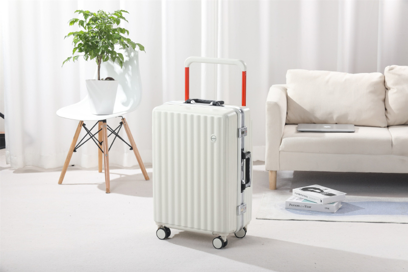 Alumīnija rāmis bagāžnieks ar universālajiem riteņiem, poliestera iekšējā odere, svars 6 kg, parasta kombinācijas slēdzene