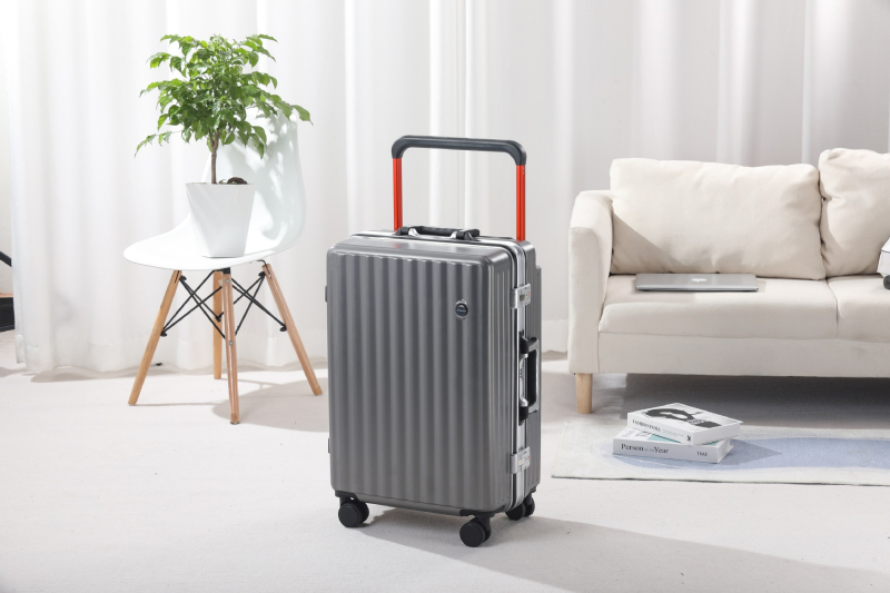 Alumīnija rāmis bagāžnieks ar universālajiem riteņiem, poliestera iekšējā odere, svars 6 kg, parasta kombinācijas slēdzene