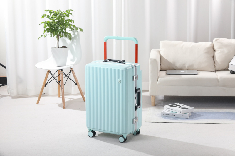 Alumīnija rāmis bagāžnieks ar universālajiem riteņiem, poliestera iekšējā odere, svars 6 kg, parasta kombinācijas slēdzene