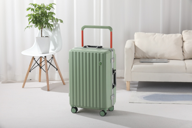 Alumīnija rāmis bagāžnieks ar universālajiem riteņiem, poliestera iekšējā odere, svars 6 kg, parasta kombinācijas slēdzene