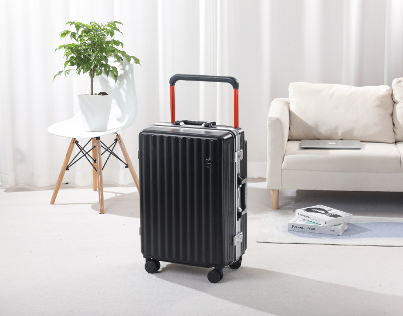 Alumīnija rāmis bagāžnieks ar universālajiem riteņiem, poliestera iekšējā odere, svars 6 kg, parasta kombinācijas slēdzene