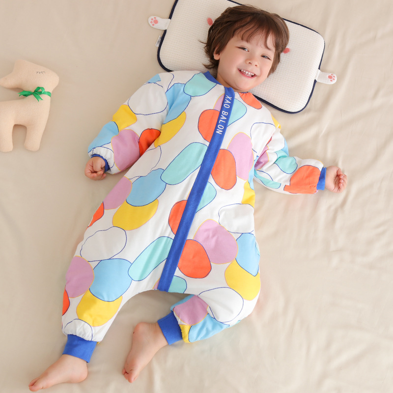 Kūdikio miego maišelis – tankus, medvilnės išorė, poliesterio pamušalas, metalinis užtrauktukas, animacinis raštas, tinkamas žiemai, pavasariui ir rudeniui, pastovaus temperatūros funkcija, amžius 1–3 metai