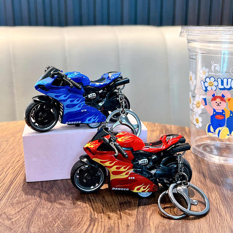 Kljucni lanac za motocikl s plamenom – legura i plastika, cartoon stil model privjesak