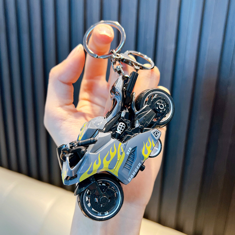 Kljucni lanac za motocikl s plamenom – legura i plastika, cartoon stil model privjesak