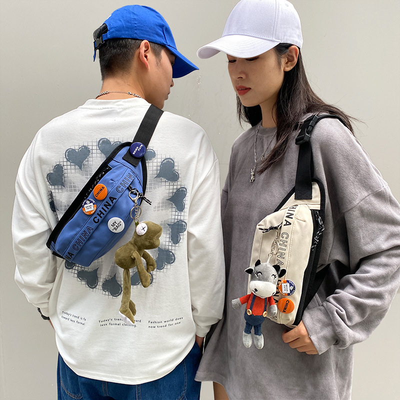 Belfort Pánska hrudná taška – Uličný štýl, denim, priedušná a vodeodolná, Vzor s písmenami