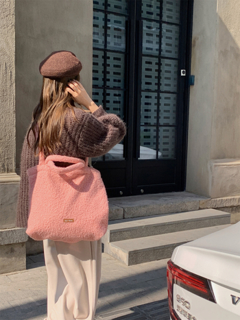 Linna stiilis villane tote kott, horisontaalne ruutu kuju, magnetlukustus, sisemine zip-lukk ja telefoni tasku