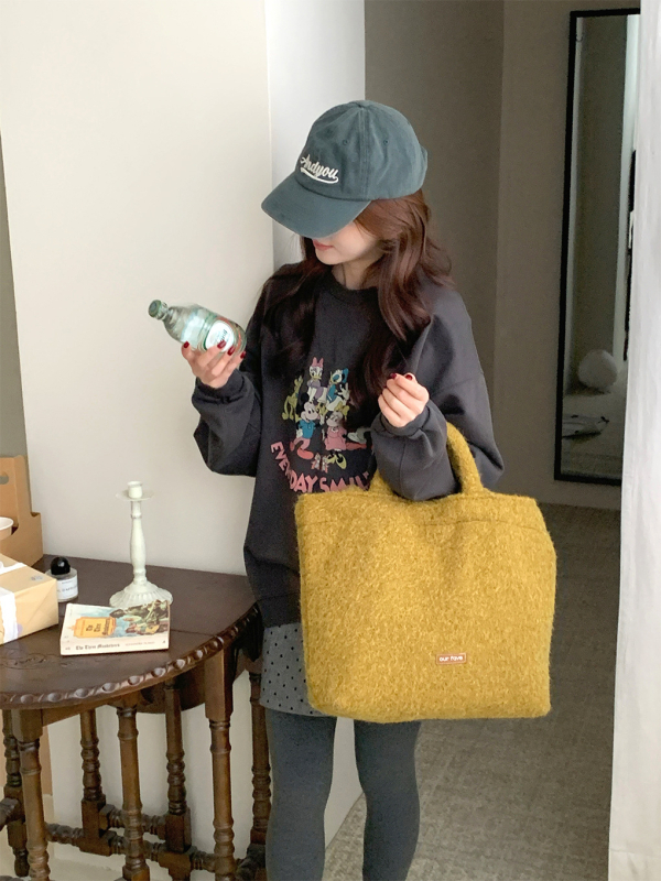 Linna stiilis villane tote kott, horisontaalne ruutu kuju, magnetlukustus, sisemine zip-lukk ja telefoni tasku