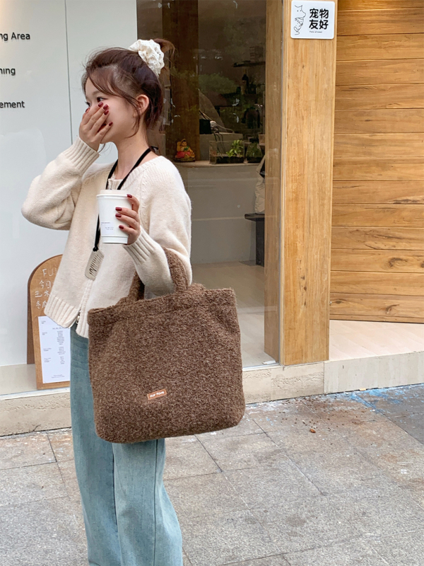 Linna stiilis villane tote kott, horisontaalne ruutu kuju, magnetlukustus, sisemine zip-lukk ja telefoni tasku