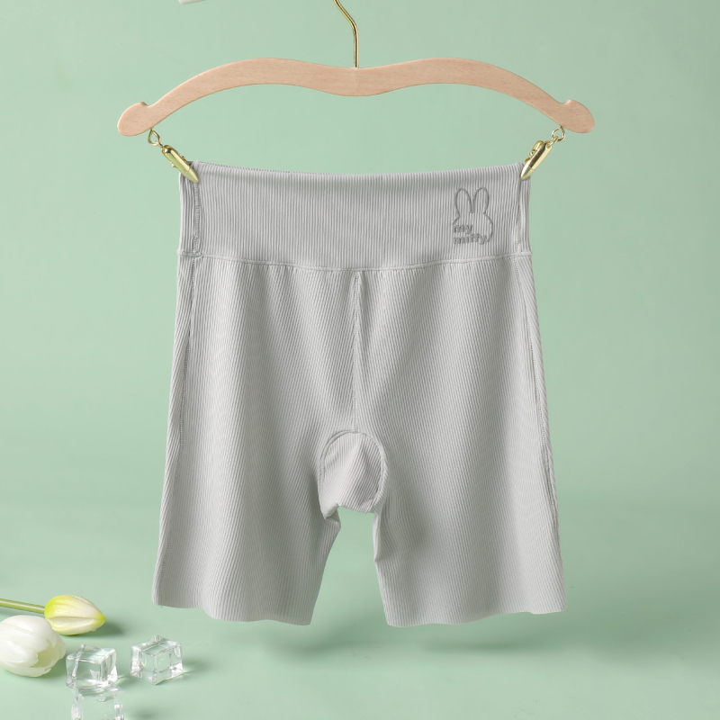 Pantaloni scurți de siguranță pentru fetițe, din nylon, lungime 3/4, talie înaltă cu elastic, fără deschidere la zona intimă, compoziție 73% nylon, 27% elastan