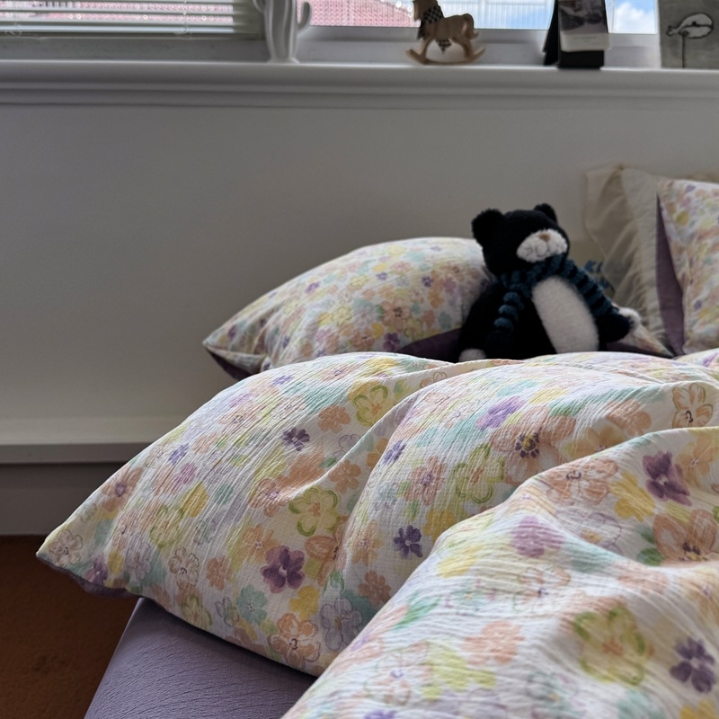 Keturių dalių patalynės komplektas iš egiptietiškos ilgaplaukes medvilnės: antklodės užvalkalas ir lakštai, tie-dye spausdinimas su karikatūrų motyvu, skandinaviškas stilius