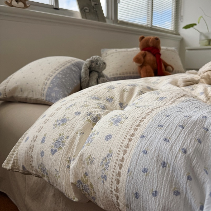 Keturių dalių patalynės komplektas iš egiptietiškos ilgaplaukes medvilnės: antklodės užvalkalas ir lakštai, tie-dye spausdinimas su karikatūrų motyvu, skandinaviškas stilius