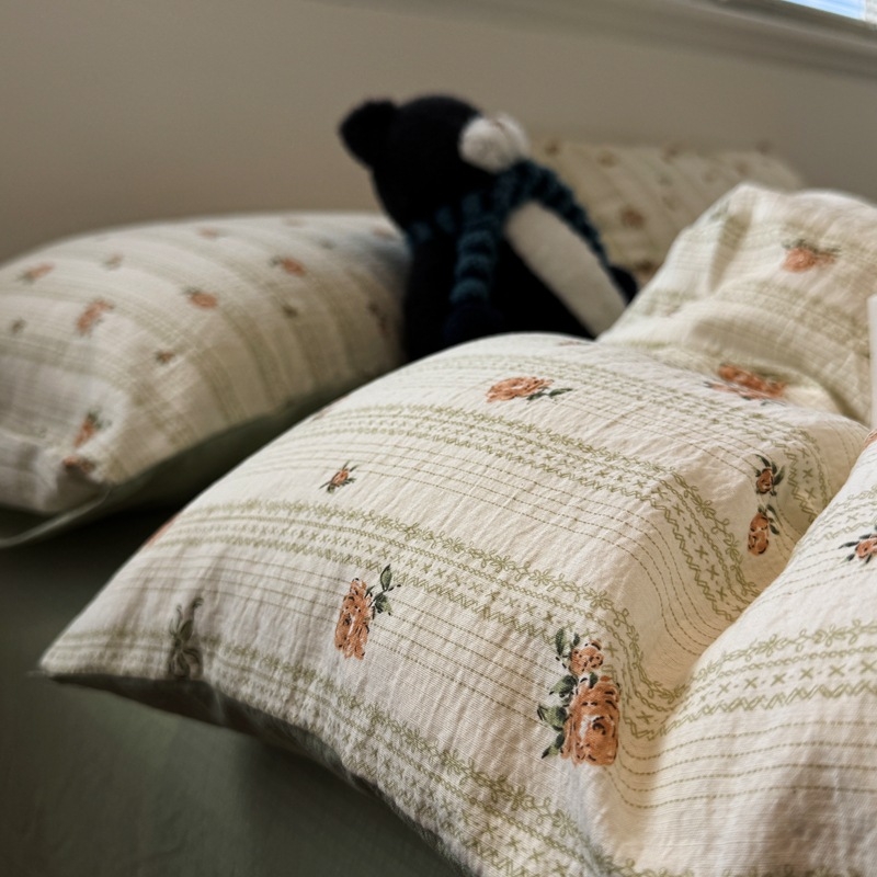 Keturių dalių patalynės komplektas iš egiptietiškos ilgaplaukes medvilnės: antklodės užvalkalas ir lakštai, tie-dye spausdinimas su karikatūrų motyvu, skandinaviškas stilius