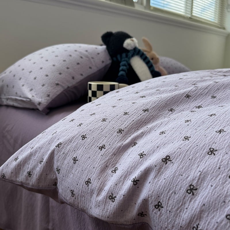 Keturių dalių patalynės komplektas iš egiptietiškos ilgaplaukes medvilnės: antklodės užvalkalas ir lakštai, tie-dye spausdinimas su karikatūrų motyvu, skandinaviškas stilius