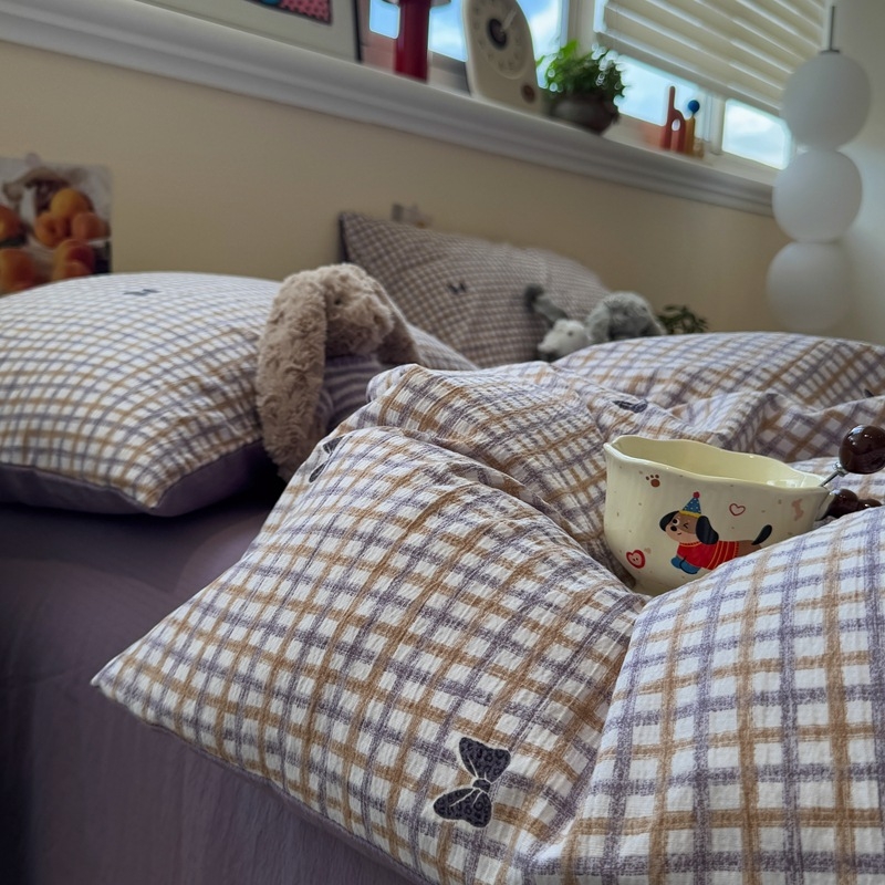 Keturių dalių patalynės komplektas iš egiptietiškos ilgaplaukes medvilnės: antklodės užvalkalas ir lakštai, tie-dye spausdinimas su karikatūrų motyvu, skandinaviškas stilius