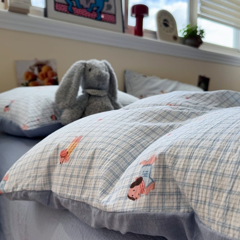 Keturių dalių patalynės komplektas iš egiptietiškos ilgaplaukes medvilnės: antklodės užvalkalas ir lakštai, tie-dye spausdinimas su karikatūrų motyvu, skandinaviškas stilius