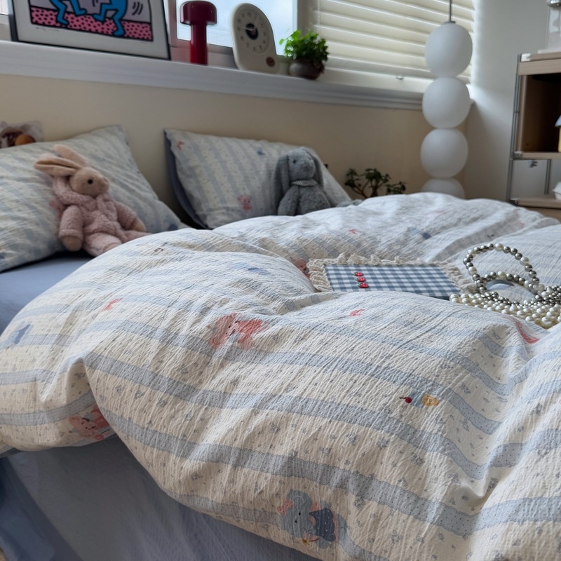 Keturių dalių patalynės komplektas iš egiptietiškos ilgaplaukes medvilnės: antklodės užvalkalas ir lakštai, tie-dye spausdinimas su karikatūrų motyvu, skandinaviškas stilius