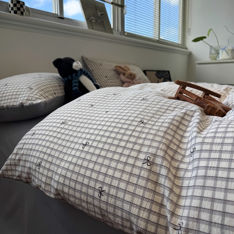 Keturių dalių patalynės komplektas iš egiptietiškos ilgaplaukes medvilnės: antklodės užvalkalas ir lakštai, tie-dye spausdinimas su karikatūrų motyvu, skandinaviškas stilius