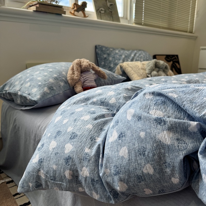 Keturių dalių patalynės komplektas iš egiptietiškos ilgaplaukes medvilnės: antklodės užvalkalas ir lakštai, tie-dye spausdinimas su karikatūrų motyvu, skandinaviškas stilius