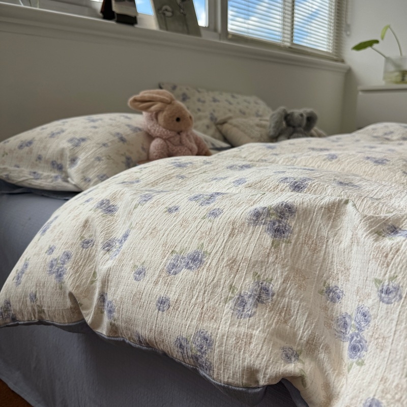 Keturių dalių patalynės komplektas iš egiptietiškos ilgaplaukes medvilnės: antklodės užvalkalas ir lakštai, tie-dye spausdinimas su karikatūrų motyvu, skandinaviškas stilius