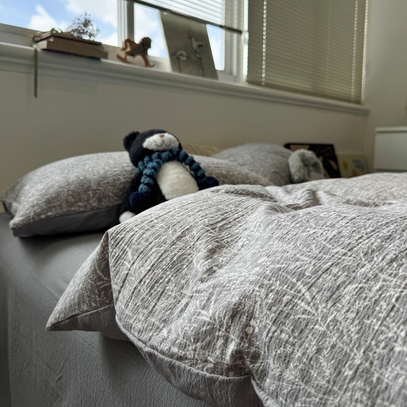 Keturių dalių patalynės komplektas iš egiptietiškos ilgaplaukes medvilnės: antklodės užvalkalas ir lakštai, tie-dye spausdinimas su karikatūrų motyvu, skandinaviškas stilius