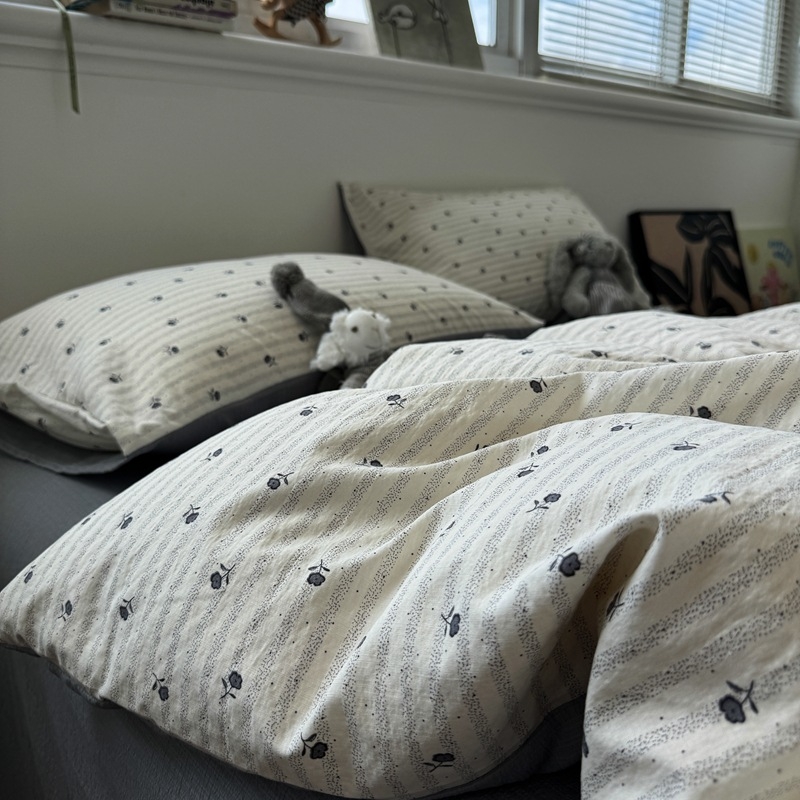 Keturių dalių patalynės komplektas iš egiptietiškos ilgaplaukes medvilnės: antklodės užvalkalas ir lakštai, tie-dye spausdinimas su karikatūrų motyvu, skandinaviškas stilius