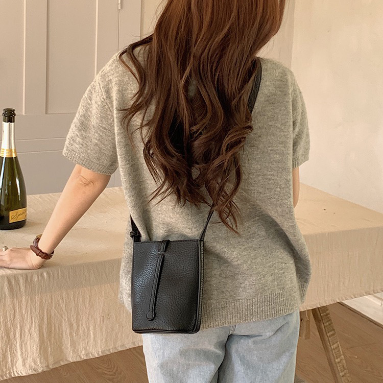 Mobiliojo telefono rankinė, vertikalios kvadratinės formos, PU oda, magnetinis užsegimas, sintetinis pamušalas, miesto paprastumas