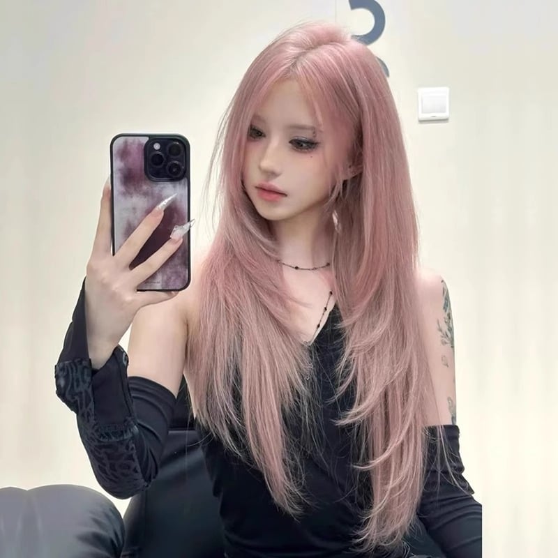 Dlhá rovná parochňa s kosými ofinkami, plné pokrytie hlavy, tepelne odolné vlákna, mechanické spracovanie