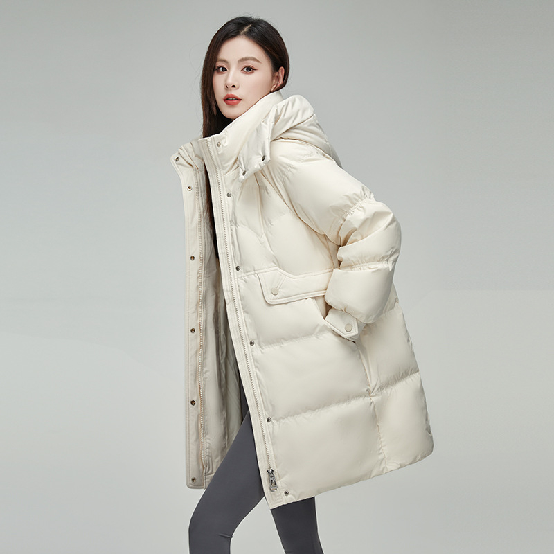 Dámska páperová bunda s balým kačacím páperím; obsah páperia >91%; hlavný materiál: spandex (polyesterová zmes); hrúbka: hrubá; golier bez goliera, odnímateľný