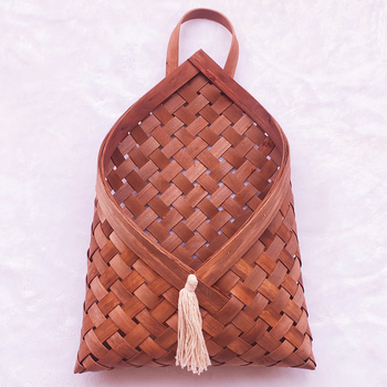 Käsitsi kootud lillekorb, talupõhise stiiliga seina küljest riputatav elutoaks, roheliste taimede ladustamiseks • Materjal: puitlaastud • Mudel: puitlaastudest lillekorb • Põhieesmärk: puuviljad ja köögiviljad