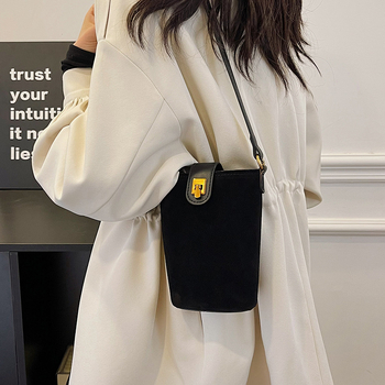 PU bucket kott vertikaalse ruudukujulise kujuga, klapiga suletav ja telefoni taskuga