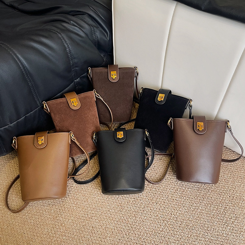 PU bucket kott vertikaalse ruudukujulise kujuga, klapiga suletav ja telefoni taskuga