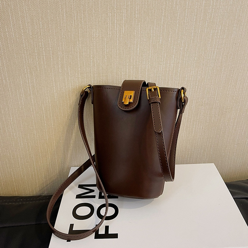 PU bucket kott vertikaalse ruudukujulise kujuga, klapiga suletav ja telefoni taskuga