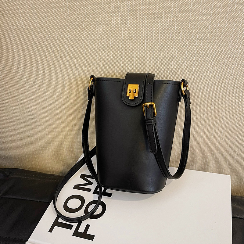 PU bucket kott vertikaalse ruudukujulise kujuga, klapiga suletav ja telefoni taskuga