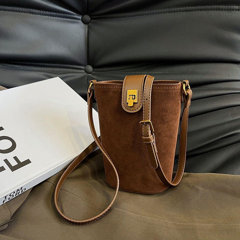 PU bucket kott vertikaalse ruudukujulise kujuga, klapiga suletav ja telefoni taskuga