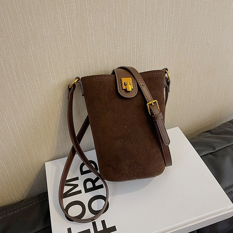 PU bucket kott vertikaalse ruudukujulise kujuga, klapiga suletav ja telefoni taskuga