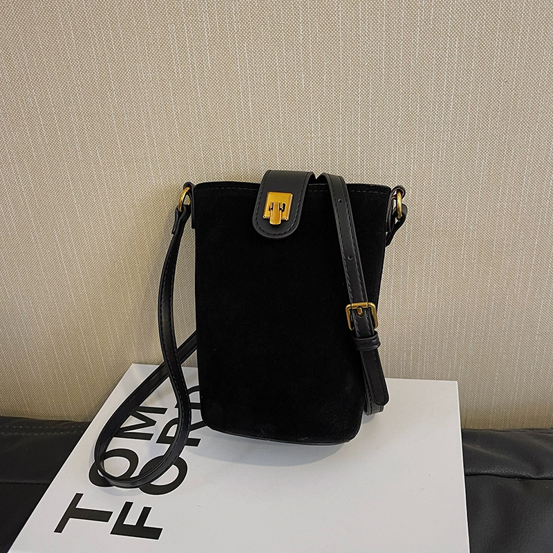 PU bucket kott vertikaalse ruudukujulise kujuga, klapiga suletav ja telefoni taskuga