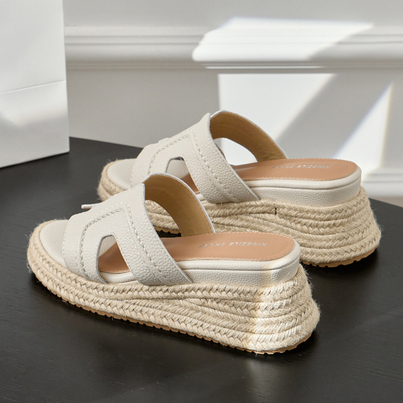 Sieviešu ādas sandales ar vienu siksnu, kvadrāta purngala forma, gumijas zole, korejiešu stils, vasara 2025